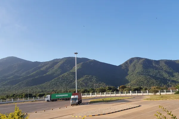 Lori barabarani Namanga na milima nyuma.