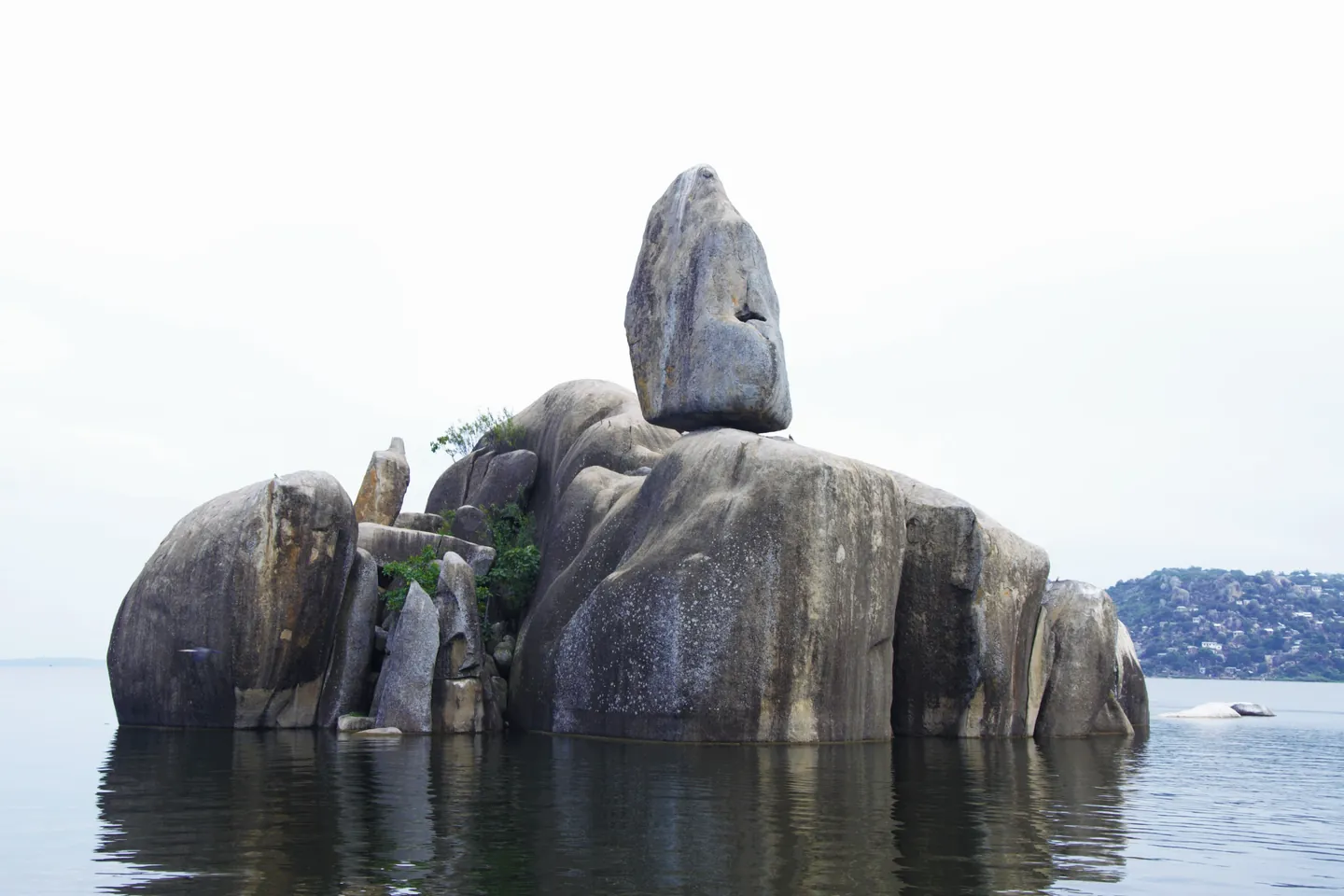 Jiwe la Bismarck ndani ya Ziwa Victoria, Mwanza.