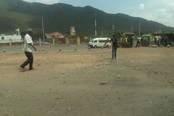 Watu na basi dogo katika eneo la mpaka wa Namanga kati ya Tanzania na Kenya.