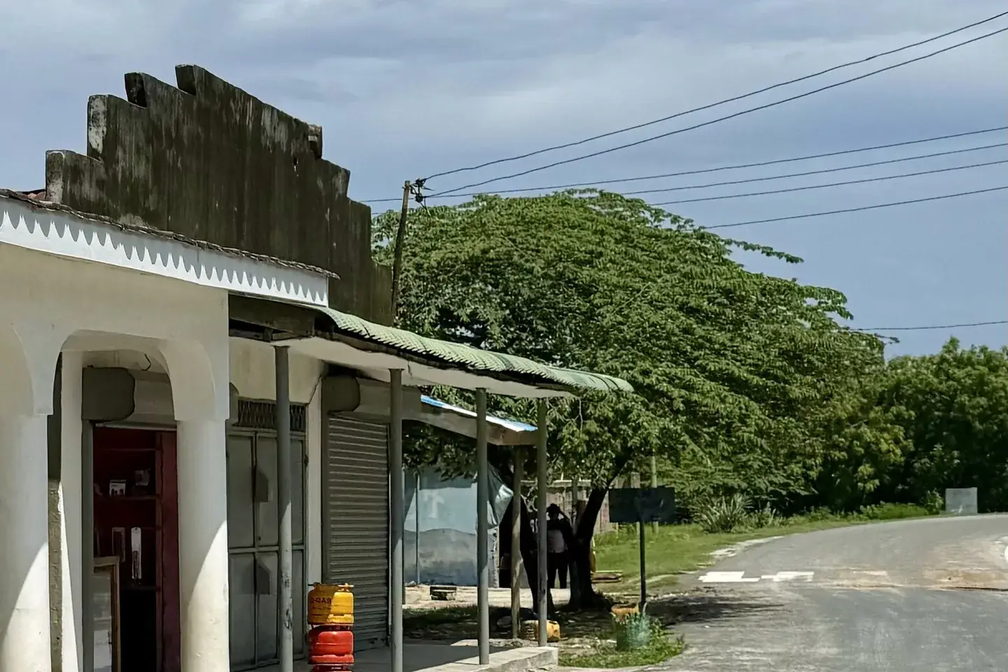 Mtaa tulivu wenye milango ya maduka iliyofungwa huko Mbweni, Dar es Salaam.